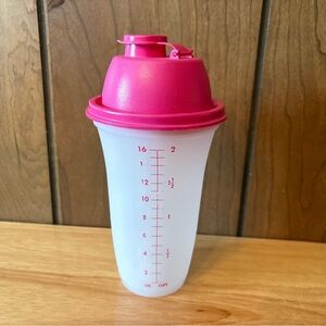 Tupperware Quick Shake Container